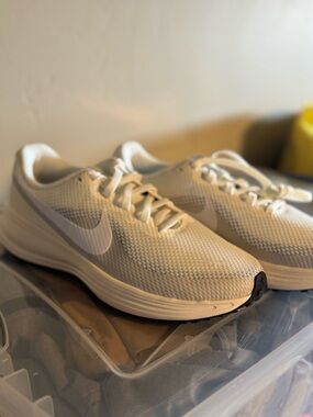 Nike Men’s Trainer in Cream and White (NEW)
